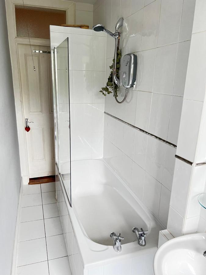 1 Bedroom Flat In Tolcross, Glasgow Top Floor. Exterior photo